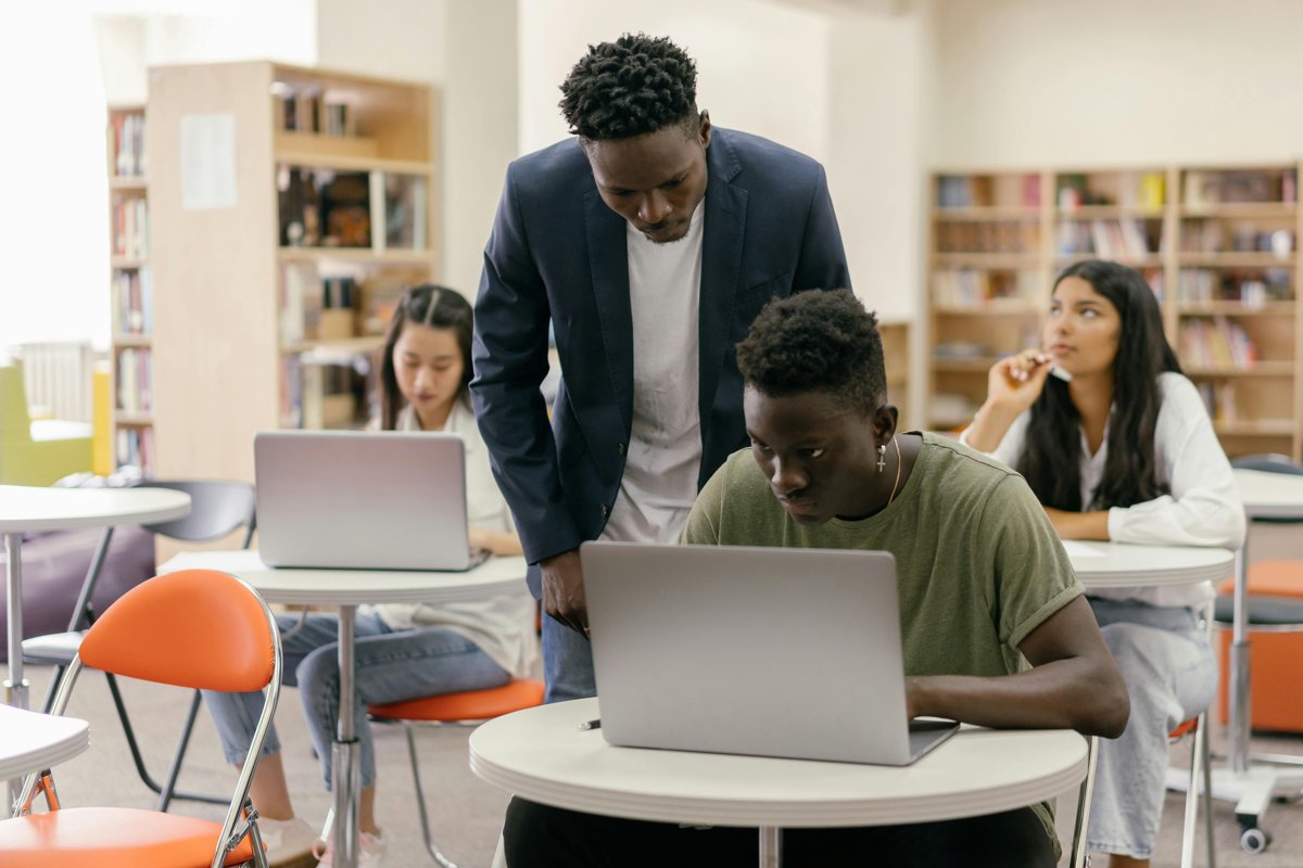 IA pour écoles et centres de formation : personnalisation pédagogique, gestion administrative et orientation